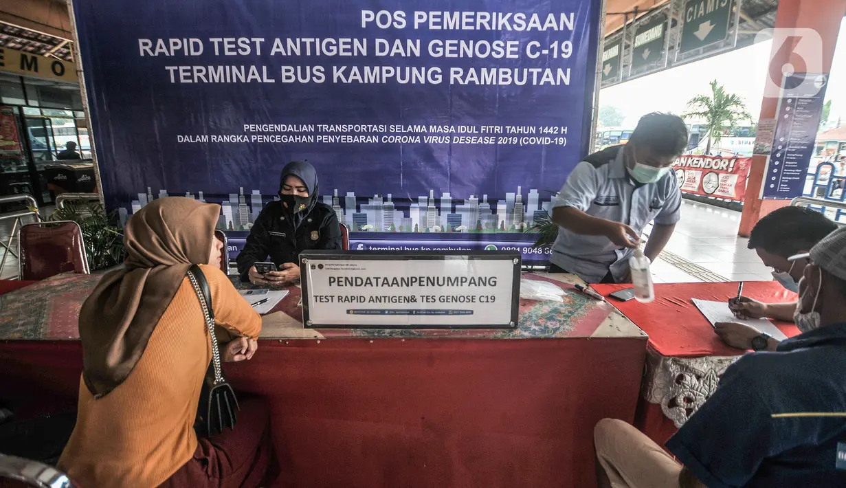 Sejumlah pemudik yang baru tiba mengikuti tes Genose di Terminal Kampung Rambutan, Jakarta, Minggu (23/5/2021). Pengelola Terminal Kampung Rambutan memberlakukan tes Genose sebagai syarat wajib bagi para pemudik yang baru tiba guna memutus penyebaran virus Covid-19. (merdeka.com/Iqbal S Nugroho)