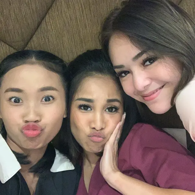 6 Potret Kebersamaan Chika Waode dan Ayya Renita di Balik Layar, Bak Kakak Adik