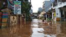 Suasana banjir yang merendam permukiman warga di kawasan Kebalen, Jakarta, Sabtu (20/2/2021). Curah hujan yang tinggi menyebabkan banjir setinggi orang dewasa di kawasan Kebalen. (Liputan6.com/Johan Tallo)