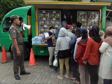 Warga antre membeli paket sembako di Pasar Murah DKI Jakarta, Senin (15/1/2024). Paket sembako yang terdiri dari gula, beras, minyak, dan terigu dijual dengan harga Rp 100 ribu untuk per paket dan juga bisa beli satuan. (merdeka.com/Imam Buhori)