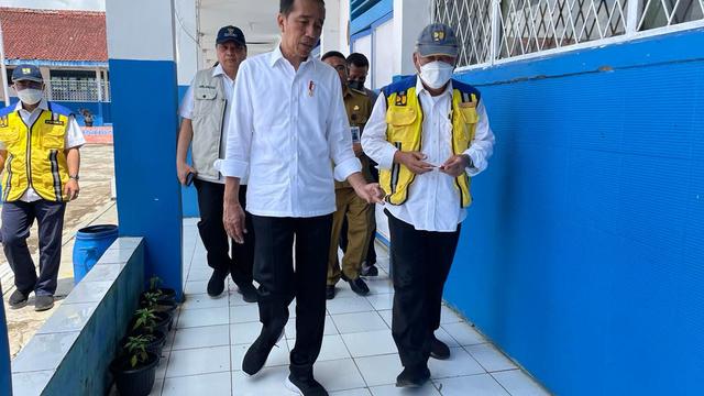 Presiden Jokowi mengunjungi SMP Negeri 1 Warungkondang, Kabupaten Cianjur, Provinsi Jawa Barat, Senin (5/12/2022).