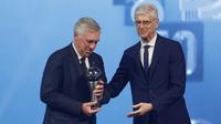 Kepala Pengembangan Sepak Bola Global FIFA sekaligus mantan pelatih, Arsene Wenger (kanan) memberikan penghargaan pelatih terbaik FIFA 2024 kepada pelatih Real Madrid, Carlo Ancelotti dalam acara FIFA Awards 2024 yang berlangsung di Doha, Qatar, Selasa (18/12/2024) waktu setempat. (AFP/Karim Jaafar)