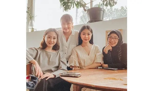Jarang Tersorot, Ini 7 Potret Terbaru Natly Eks 7 Icons yang Kini Berhijab