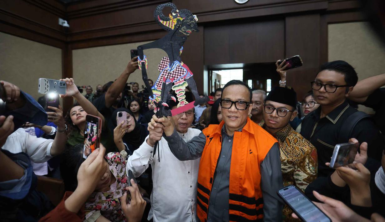 Mantan Wakil Menteri Ketenagakerjaan, Immanuel Ebenezer Gerungan atau Noel, sesaat sebelum mengikuti sidang pembacaan putusan atau vonis di Pengadilan Tindak Pidana Korupsi (Tipikor), Jakarta, Kamis (4/6/2026). (Kapanlagi.com/Budy Santoso)