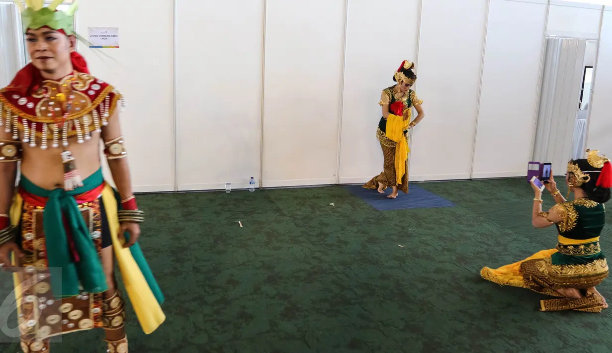 Penari tradisional Jawa sedang mengabadikan rekannya ketika sedang berpose di balik panggung Pentas Budaya dihadapkan calon penumpang di Terminal 3, Bandara Soekarno Hatta, Tangerang, Banten, Senin (15/08). (Liputan6.com/Fery Pradolo).