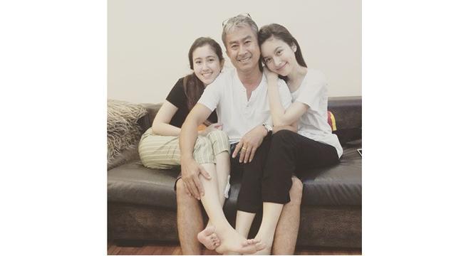 7 Potret Kedekatan Nong Poy dan Adik Perempuannya, Sister Goals