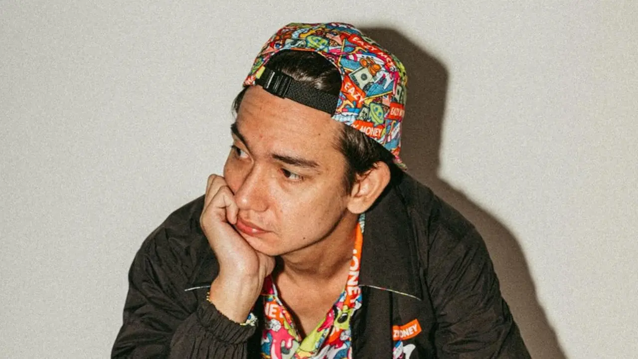 FOTO: Gaya Adipati Dolken saat Pakai Topi, Tampil Trendi