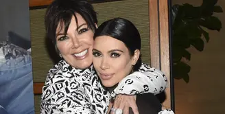Kim Kardashian yang baru saja merayakan ulang tahunnya yang ke-36 mendapat ucapan manis dari ibunya, Kris Jenner. Lewat unggahan foto, Kris menyertakan tulisan yang sedikit mengingatkan masa lalu. (AFP/Bintang.com)