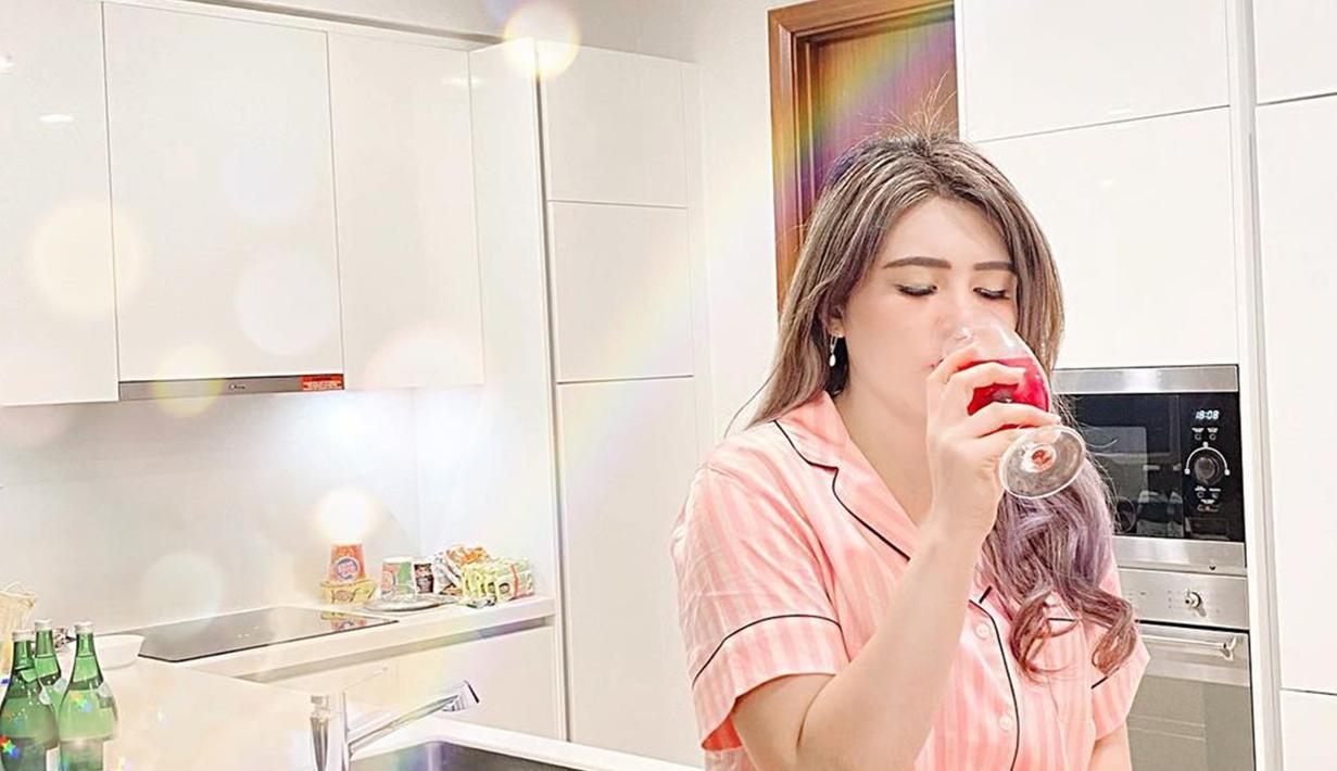 Gaya penampilan Via Vallen di kehidupan sehari-hari selalu menarik untuk diikuti. Seperti saat kakak dari Mella Rossa memakai piyama sebagai pakaian tidur. Meski terlihat simpel, penampilan Via memakai piyama ini menawan. (Liputan6.com/IG/@viavallen)