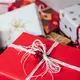 Intip beberapa tips bermanfaat untuk menghemat budget hadiah Natal. (unsplash.com/Freestocks)