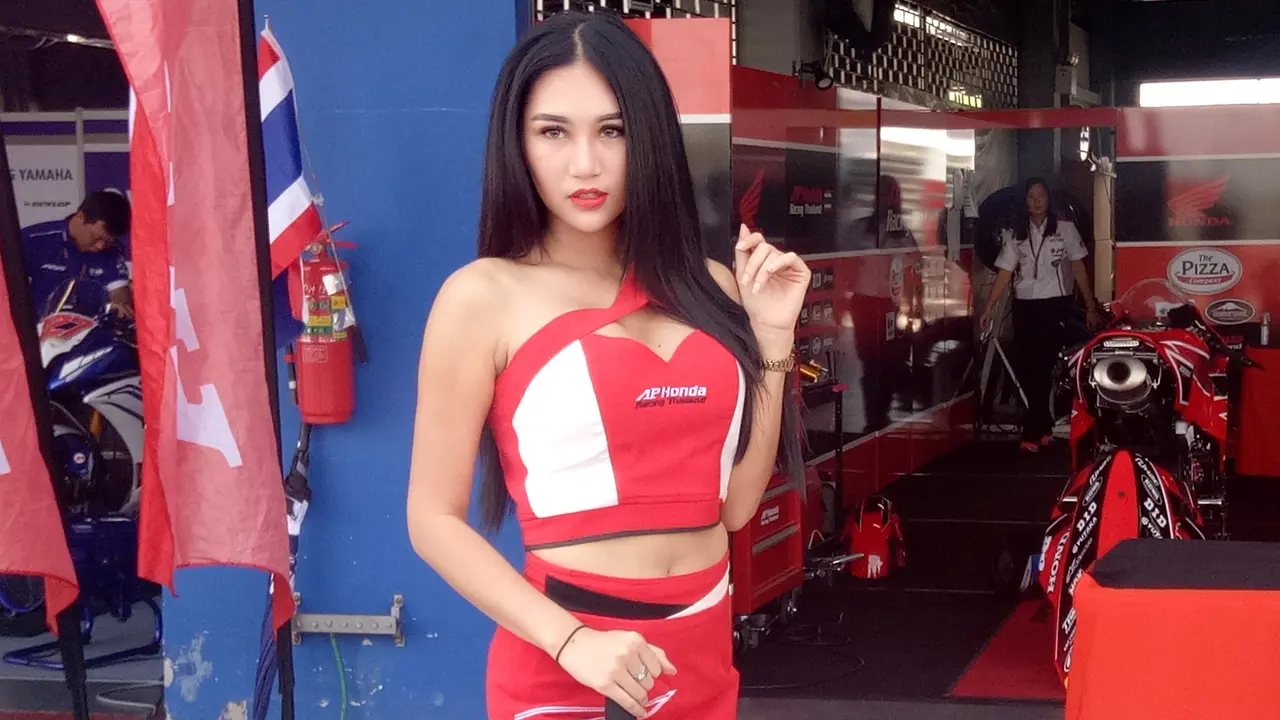 Umbrella Girls memeriahkan Asia Road Racing Championship (ARRC) 2018 di Buriram International Circuit, Thailand (Liputan6.com / Jonathan Pandapotan)