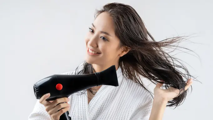 Kesalahan yang Sering Dilakukan Saat Mengeringkan Rambut