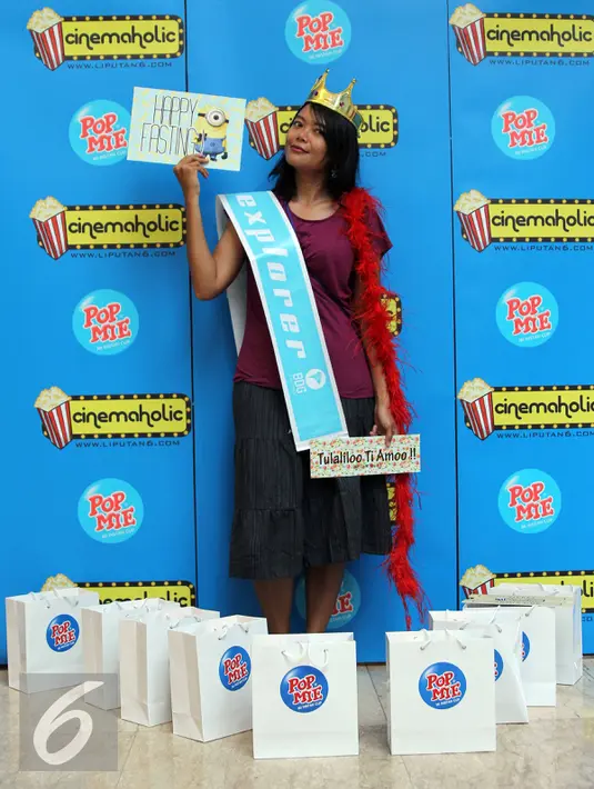 Peserta Cinemaholic bergaya di photo booth jelang menyaksikan film Minions di Blitz Megaplex Paris Van Java, Bandung, Sabtu (27/6/2015). (Liputan6.com/Helmi Afandi)