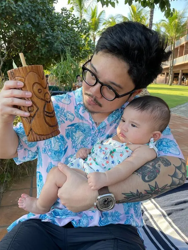 Jadi Ayah Siaga, Ini 7 Potret Derby Romero saat Momong Anak