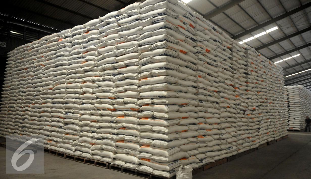 Suasana Gudang Badan Urusan Logistik (Bulog) kawasan Kelapa Gading, Jakarta Utara, Selasa (7/6). Bulog meyakini stoknya cukup untuk memenuhi kebutuhan masyarakat hingga 7 bulan ke depan. (Liputan6.com/Johan Tallo)