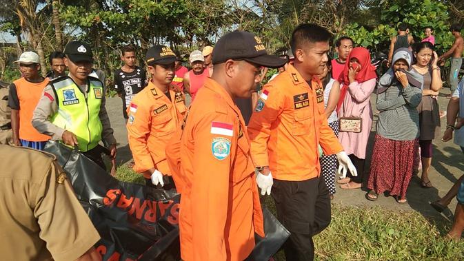 Evakuasi jenazah bayi yang turut menjadi korban ibunya yang bunuh diri dengan terjun di jembatan Sungai Serayu, Cilacap. (Foto: Liputan6.com/Basarnas POS SAR Cilacap/Muhamad Ridlo)
