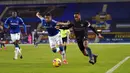 Pemain Manchester City Raheem Sterling (kanan) memperebutkan bola dengan pemain Everton Mason Holgate pada pertandingan Liga Inggris di Stadion Goodison Park, Liverpool, Inggris, Rabu (17/2/2021). Manchester City menang 3-1. (Jon Super/Pool via AP)