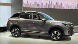 Dengan harga dibawah 300 juta rupiah, Wuling Alvez memiliki desain yang atraktif. Tampilan keseluruhan yang terbilang mewah dan elegan dengan velg two tone polish. Terdapat over fender hitam di keempat rodanya untuk memperkuat citranya sebagai sebuah SUV.