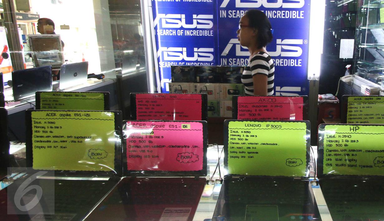 Pedagang saat menjaga kiosnya di pusat barang elektronik di Mangga Dua, Jakarta, Minggu (12/6). Hal ini disebabkan oleh membaiknya pertumbuhan ekonomi pada kuartal I/2016. (Liputan6.com/Angga Yuniar)