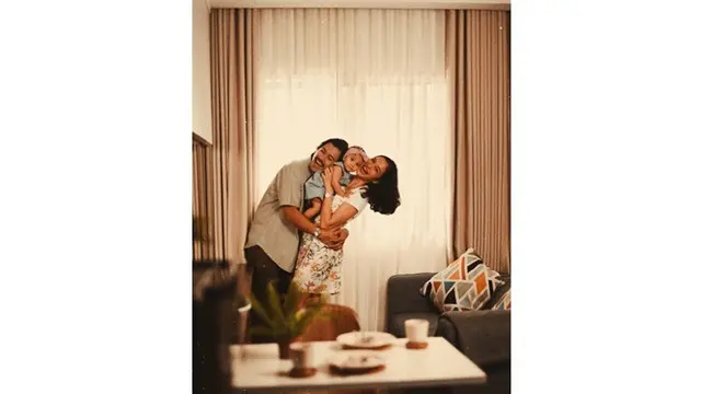 Main Film Bareng, Ini 6 Potret Kemesraan Putri Marino dan Chicco Jerikho