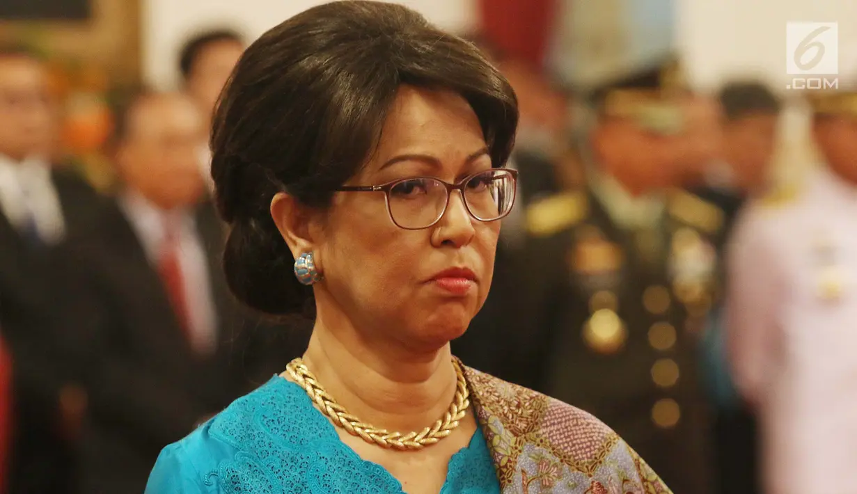 Wieke Adiwoso saat dilantik sebagai Duta Besar RI untuk Slovakia di Istana Negara, Jakarta, Kamis (18/5). Para duta besar ini dilantik berdasarkan Keputusan Presiden Nomor 57 P Tahun 2017 tentang. (Liputan6.com/Angga Yuniar)