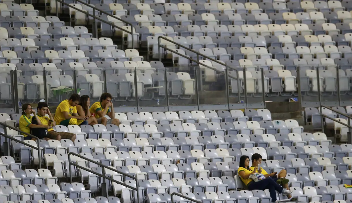 Ekspresi murung bahkan tetesan air mata mewarnai Stadion Belo Horizonte setelah Brasil dibantai Jerman dengan skor 1-7, Selasa (8/7/14). (REUTERS/Leonhard Foeger)