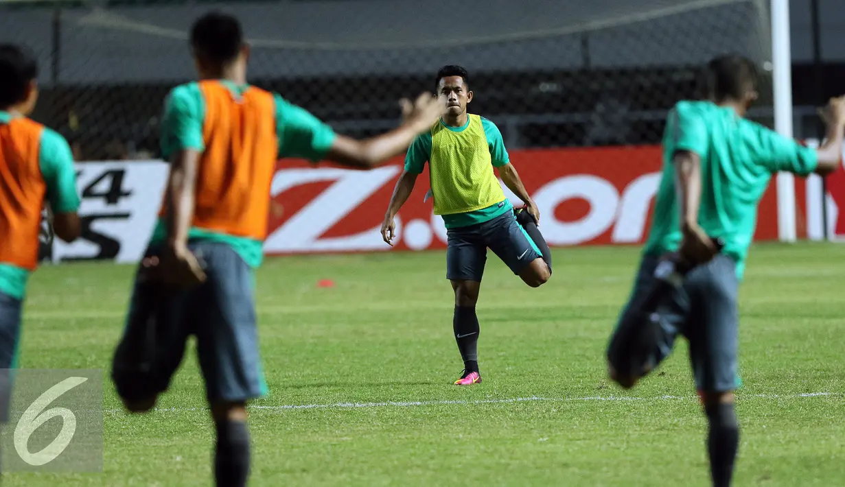 Pemain Timnas Indonesia, Andik Vermansyah (kedua kanan) melakukan pemanasan saat latihan jelang laga pertama semifinal Piala AFF 2016 di Stadion Pakansari, Bogor (2/12). Indonesia akan berlaga lawan Vietnam, Sabtu (3/12). (Liputan6.com/Helmi Fithriansyah)