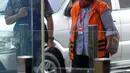 Panitera Pengganti Pengadilan Negeri Tangerang Tuti Atika tiba untuk menandatangani berkas P21 di gedung KPK, Jakarta, Jumat (11/5). Berkas Tuti Atika dinyatakan KPK sudah lengkap secepatnya akan menjalani sidang. (Merdeka.com/Dwi Narwoko)