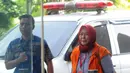 Panitera Pengganti Pengadilan Negeri Tangerang Tuti Atika tiba untuk menandatangani berkas P21 di gedung KPK, Jakarta, Jumat (11/5). Berkas Tuti Atika dinyatakan KPK sudah lengkap secepatnya akan menjalani sidang. (Merdeka.com/Dwi Narwoko)