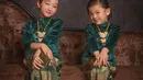 Kedua putri kecil Sarwendah pun terlihat kompak dengan busana senada bak anak kembar [@robinalfian_photography]