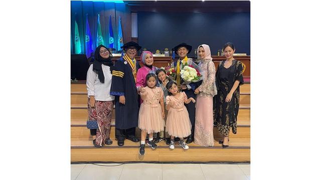 6 Potret Wisuda Deddy Mizwar Dapat Gelar Doktor di Unpad, Jadi Wisudawan Tertua