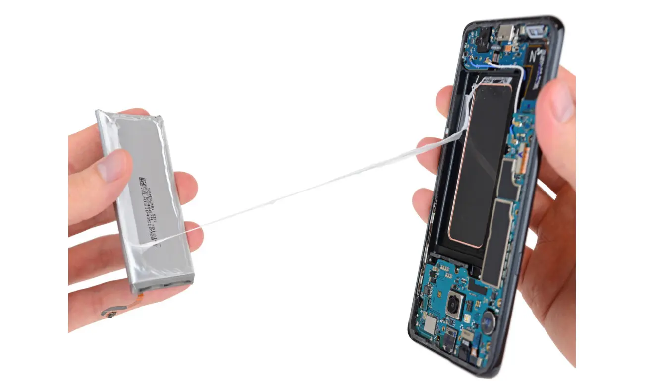 Baterai Galaxy S8 tertanam begitu kuat dengan bantuan perekat (Sumber: iFixit)
