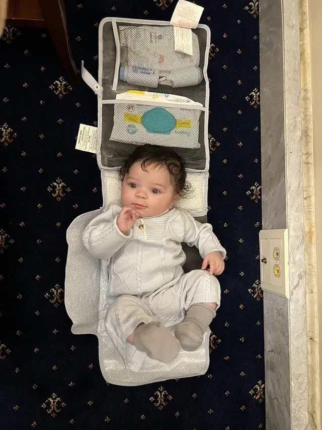 Potret Politikus Jimmy Gomez Membawa Anaknya ke Kongres DPR/ Tweet @RepJimmyGomez