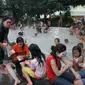 Puluhan pengunjung berada di kolam pemandian air panas sidebu-debu kawasan gunung Sibayak Kab. Karo, Sumut. (Antara)