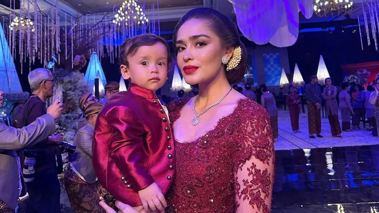 Penampilan Yasmine Wildblood dengan Kebaya dan Sanggul Ini Banjir Pujian