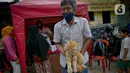 Warga membawa kucing usai melakukan pemeriksaan kesehatan hewan peliharaan di Kawasan Tebet, Jakarta, Senin (22/2/2021). Dinas KPKP Provinsi DKI Jakarta mengadakan pemeriksaan kesehatan hewan peliharaan secara gratis bagi yang terdampak banjir. (Liputan6.com/Faizal Fanani)