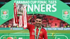 Pemain Manchester United, Casemiro mengangkat trofi Carabao Cup 2022/2023 setelah mengalahkan Newcastle dengan skor 2-0 pada laga final yang berlangsung di Stadion Wembley, London, 26 Februari 2023. Casemiro didatangkan ke Old Trafford dengan biaya 70.65 juta euro dari Real Madrid pada bursa transfer musim panas 2022/2023. Kedatangannya benar-benar mengubah peruntungan MU. Casemiro berhasil membuat klub berjuluk Setan Merah tersebut kembali keompetitif lagi. (AFP/Glyn Kirk)