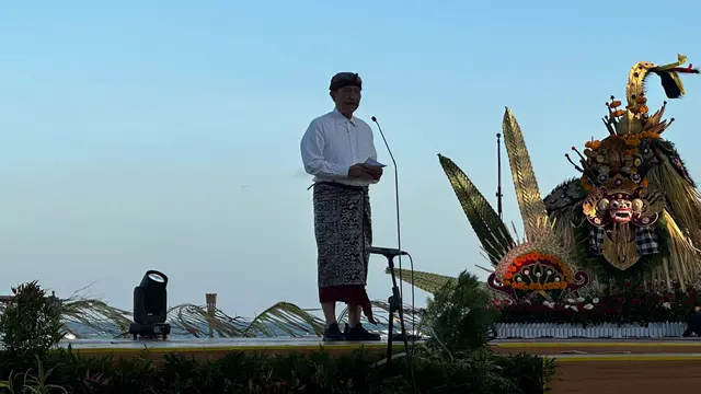 Menteri Koordinator Bidang Kemaritiman dan Investasi Luhut Binsar Pandjaitan dalam acara Water Purification Ceremony di KEK Kura-Kura, Bali, Sabtu (18/5/2024).