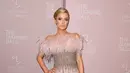 Model dan sosialita Paris Hilton saat menghadiri Diamond Ball ke-4 di Cipriani Wall Street, New York, AS, Kamis (13/9). Paris mengenakan gaun bulu berwarna merah jambu. (ANGELA WEISS/AFP)