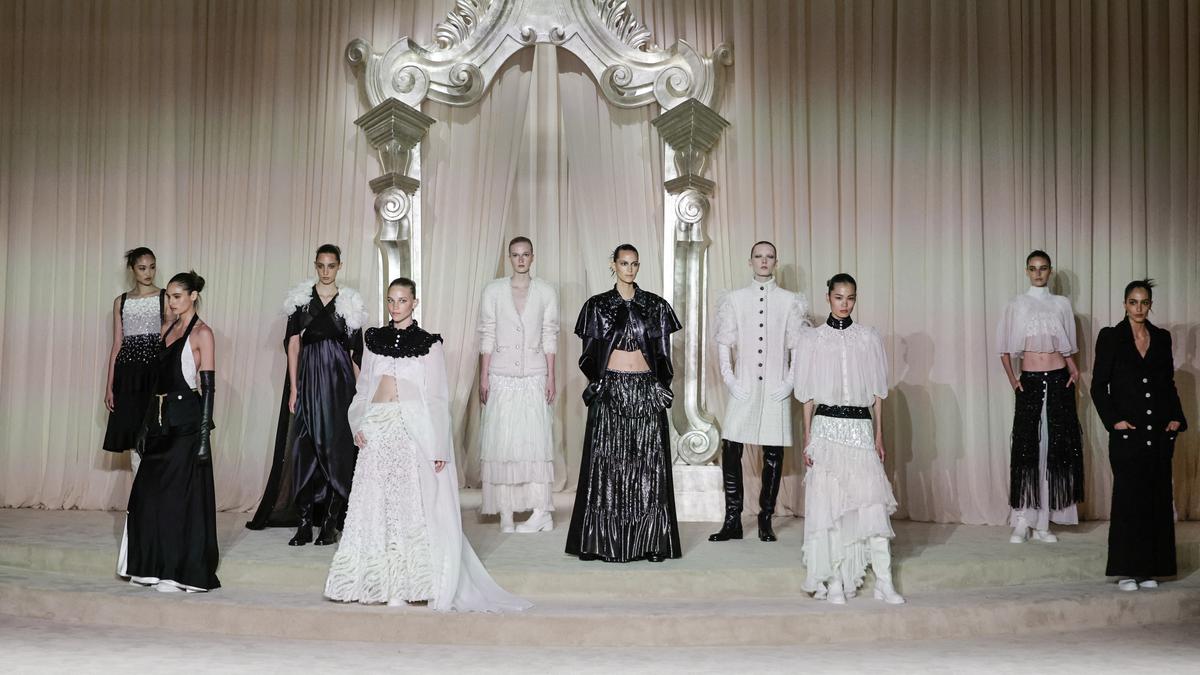 Bertabur Gaya Chanel Rayakan 110 Tahun Koleksi Adibudaya di Paris Couture Week