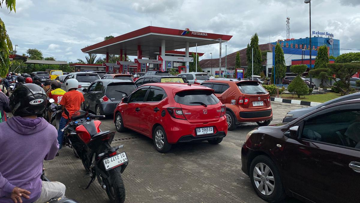 Antrean BBM Mengular di Semua SPBU Bengkulu, Beli Eceran Bisa Sampai Rp50 Ribu per Liter