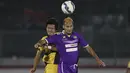 Pemain Mitra Kukar, Rizky Pellu duel udara dengan pemain Persita, Raphael Maitimo pada laga Piala Presiden di Stadion Dipta, Bali, Minggu (30/8/2015). Persita bermain imbang tanpa gol melawan Mitra Kukar. (Bola.com/Vitalis Yogi Trisna)