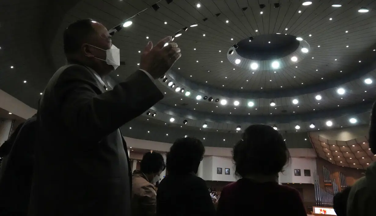 Umat Kristiani mengenakan masker saat menghadiri kebaktian Paskah di Yoido Full Gospel Church, Seoul, Korea Selatan, Minggu (17/4/2022). Gereja menggelar kebaktian Paskah dengan dihadiiri 70 persen dari kapasitas jemaah untuk mencegah penularan virus corona COVID-19. (AP Photo/Lee Jin-man)