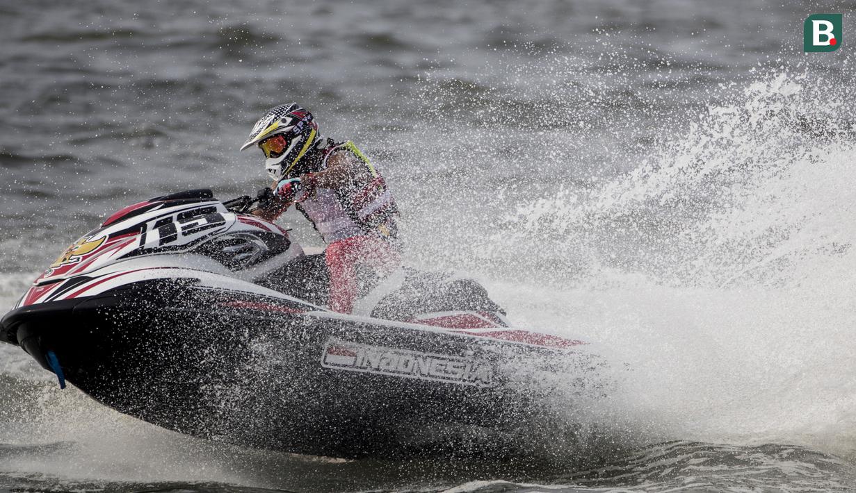 Atlet jetski Indonesia, Aero Sutan Aswar, saat beraksi pada Asian Games di Ancol, Jakarta, Kamis (23/8/2018). Aero Aswar finish kedua dengan jumlah poin 53. (Bola.com/Vitalis Yogi Trisna)