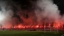 Flare menghiasi perayaan ulang tahun K-Conk Mania di Stadion Gelora Bangkalan, Madura, Senin (13/6/2016). (Bola.com/Nicklas Hanoatubun)