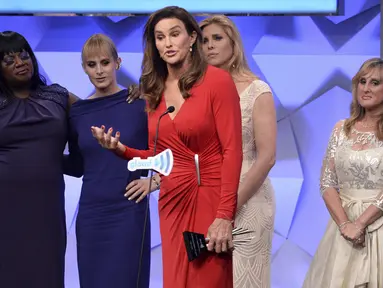 Caitlyn Jenner saat menerima penghargaan untuk serial TV  nya yang berjudul "I Am Cait" saat gelaran GLAAD Media Awards ke-27, Beverly Hills , California, (2/4). Caitlyn Jenner merupakan seorang transgender ternama di Hoolywood. (REUTERS / Phil McCarten)