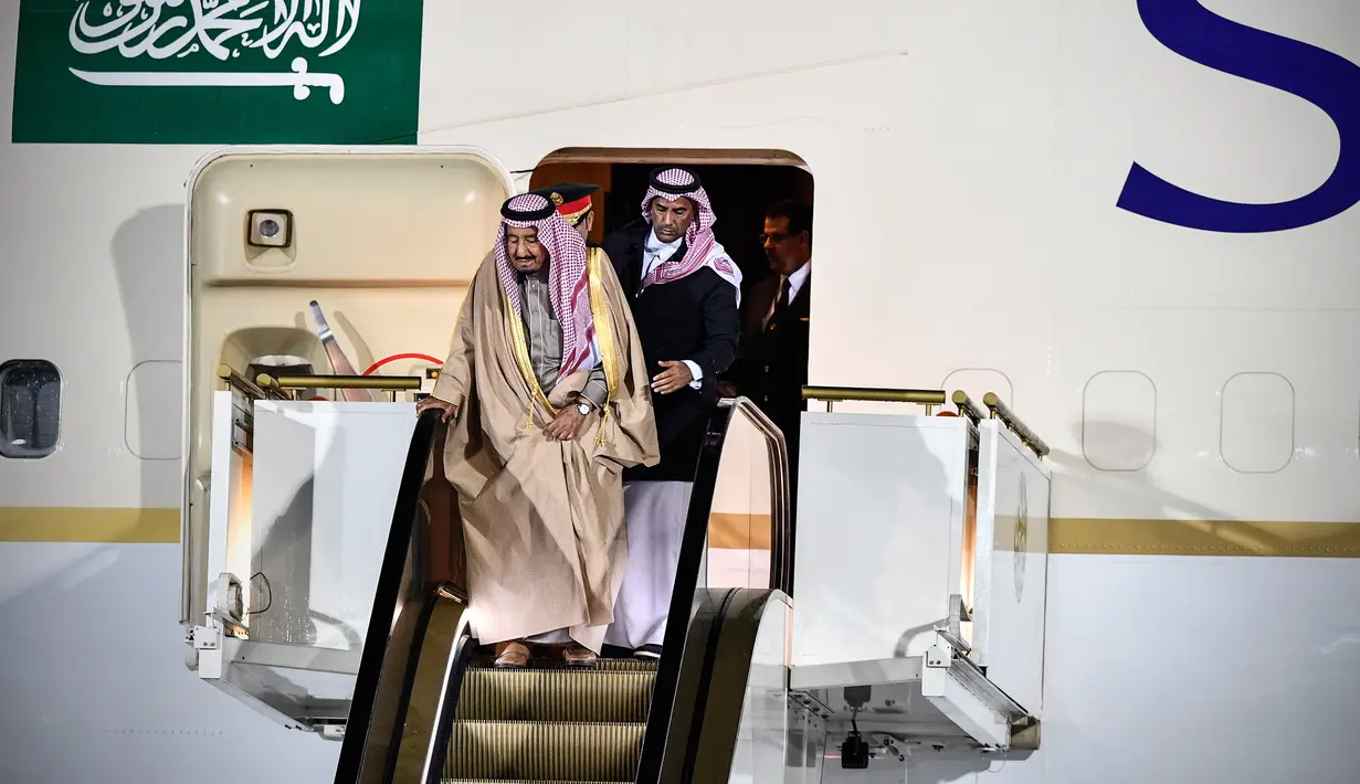 Raja Arab Saudi, Salman bin Abdulaziz Al Saud menuruni tangga eskalator dari pesawat pribadi saat tiba di Vnukovo International Airport, Rusia, 4 Oktober 2017. Eskalator emas milik Raja Salman macet setelah bergerak beberapa saat. (Alexander NEMENOV/AFP)