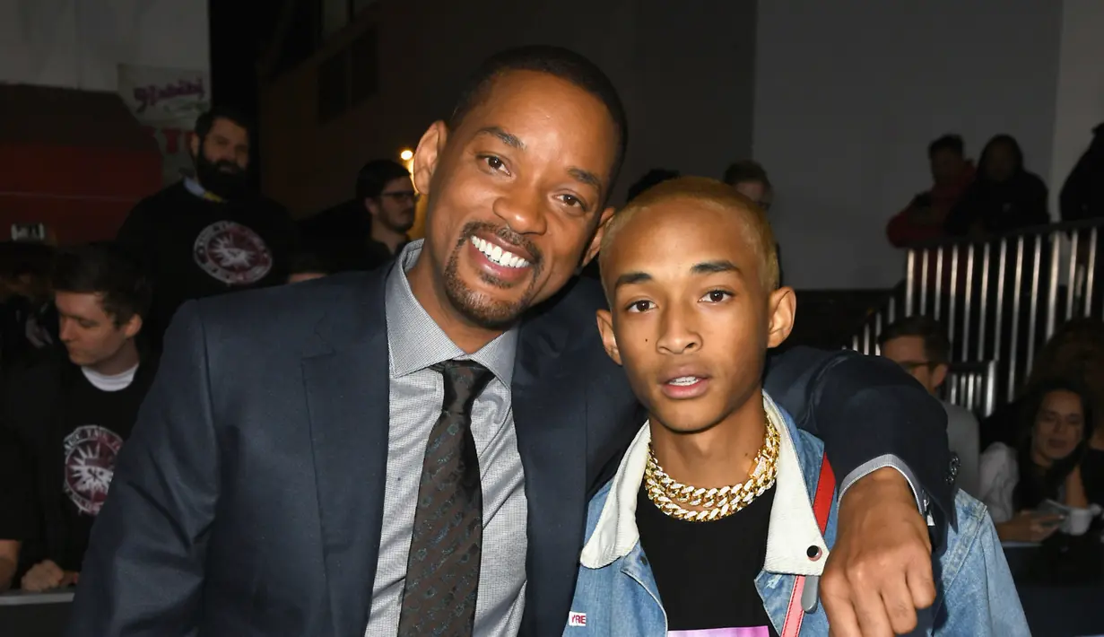 Aktor Will Smith dan putranya Jaden Smith  berpose saat menghadiri Premiere's Netflix's "Bright" di Regency Village Theatre di Westwood, California (13/12). (AFP Photo/Kevin Winter)