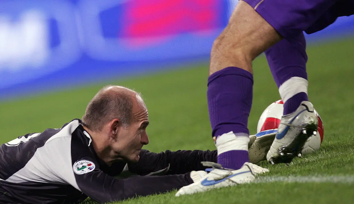 Merupakan sesuatu yang mencengangkan karena tim sekelas Lazio, nyatanya memercayakan gawangnya pada Marco Ballotta yang tidak berada dalam usia emasnya lagi. (Foto: AFP/Filippo Monteforte)