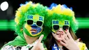 Suporter Brasil saat menyaksikan pertandingan melawan Kroasia pada laga perempat final Piala Dunia 2022 di Stadion Education City, Jumat (9/12/2022). (AFP/Gabriel Bouys)